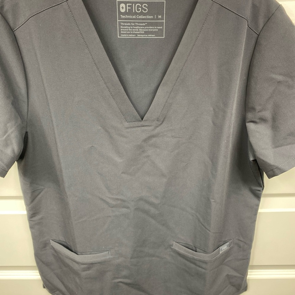 FIGS Technical Collection Women’s Scrub Catarina Top Gray 2 Pockets Medium - Picture 7 of 7